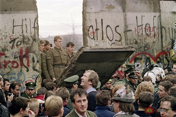 Kiedy laska pisze, że jest wolna, ale mieszkasz po drugiej stronie muru berlińskiego