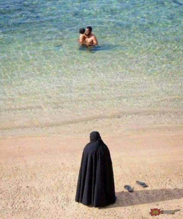 Muslimowa rodzinka na plaży