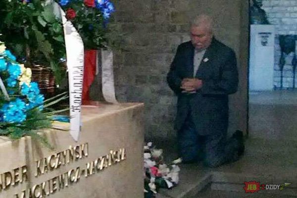 Jarosław Kaczyński przy grobie brata i bratowej. 