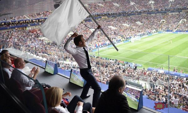 Prezydent Francji z ich flagą