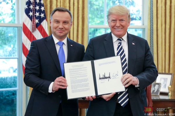 Trump i Duda oficjalnie podpisują umowę o eksporcie amerykańskich memów do Polski