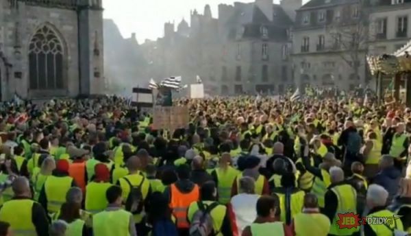 We Francji zamieszki i protesty, a policja do nich strzela :)