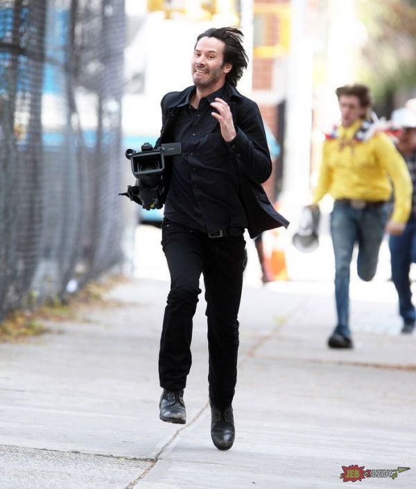 Zdjęcie Keanu Reevsa uciekającego z kamerą, którą zajebał paparatziemu robiącemu mu fotki jest aktualnie moim ulubionym z