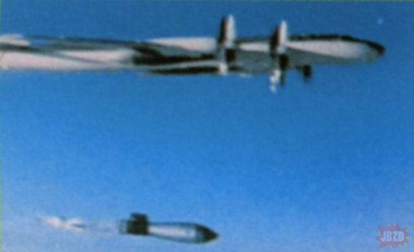Tupolew Tu-95 W ( wersja specjalna) w momencie zrzutu najpotężniejszej bomby w historii ludzkości "Car Bomby"