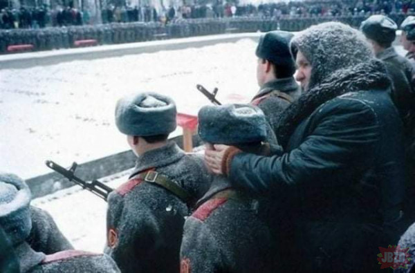 Babuszka ogrzewająca uszy  wnuczkowi podczas przysięgi  wojskowej  ZSRR lata 80 XX wieku