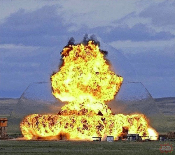 Zdjęcie wybuchu z widoczną falą uderzeniową