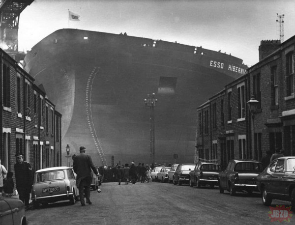 Budowa statku ESSO HIBERNIA, lata 70 UK.