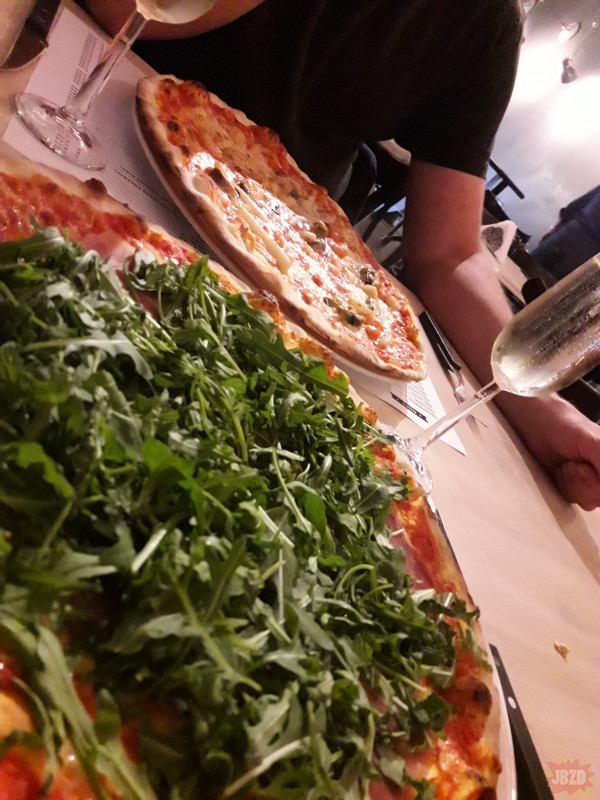 Prawdziwa włoska pizza oraz kieliszek Prosecco