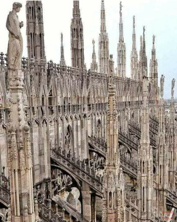 Duomo  St. Maria Nascente di Milano ( Katedra budowana przez niemal sześć wieków)