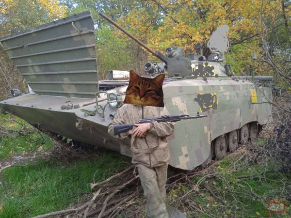 Ukraiński BMP-2K, z nietypowym improwizowanym pancerzem, został przejęty przez orków