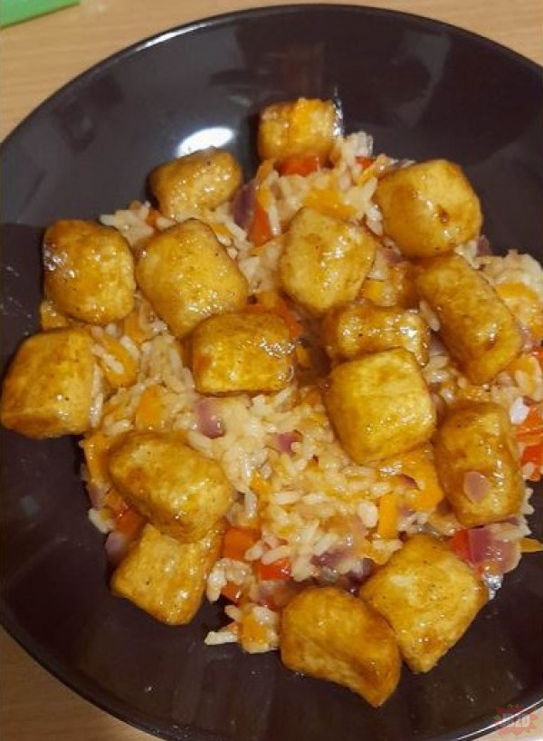 Tofu z ryżem i warzywkami