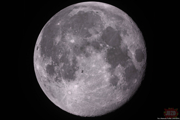 ISS na tle księżyca.
