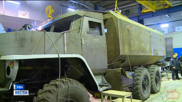 Kiedy nie masz podzespołów do budowy czołgów, więc budujesz opancerzone Urale. Z cyklu "Druga Armia Świata"™