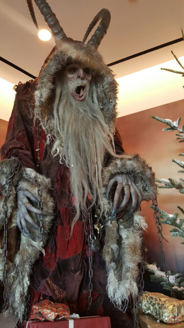 Krampus – Świąteczny diabeł torturujący i zjadający dzieci