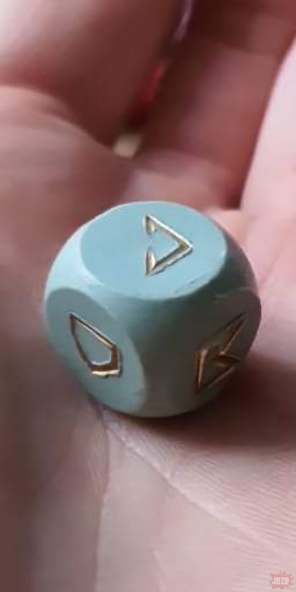 25 lat temu jak byłem mały grałem w jakąś grę figurami geometrycznymi. Ostatnio znalazłem kostkę z tej gry u mojego bratanka (dostał po mnie zabawki dawno temu). Kto pamięta taką grę?