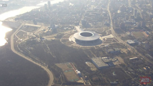 Ukraiński dron obserwacyjny w centrum Doniecka. Ruska obrona p-lot chyba leży najebana po weekendzie xD