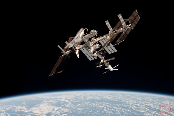 Jedno z  ciekawszych zdjęć ISS z wahadłowcem które znalazłem