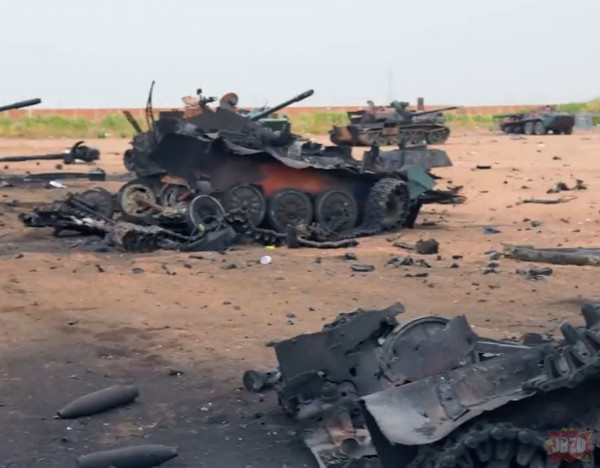 Sudan - kilkadziesiąt pojazdów zdobytych przez rebeliantów/bandytów (niepotrzebne skreślić) zostało zgromadzonych w jednym miejscu i zniszczonych