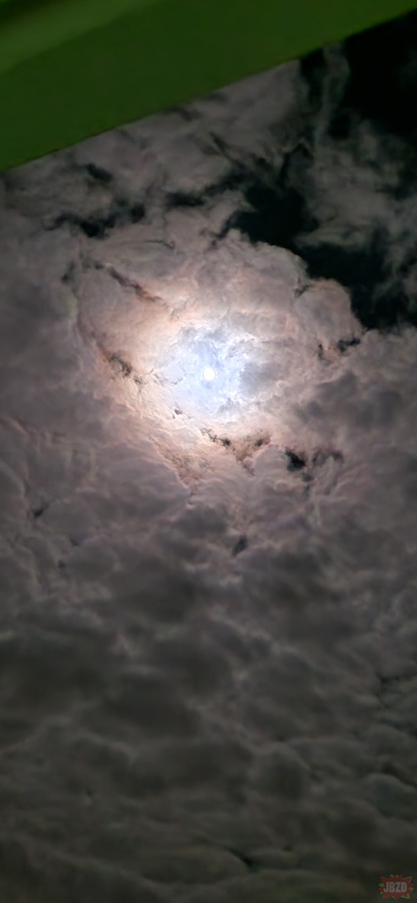 Księżyc w chmurach okiem samsung s22