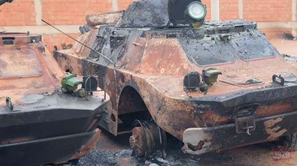 Sudan - kilkadziesiąt pojazdów zdobytych przez rebeliantów/bandytów (niepotrzebne skreślić) zostało zgromadzonych w jednym miejscu i zniszczonych