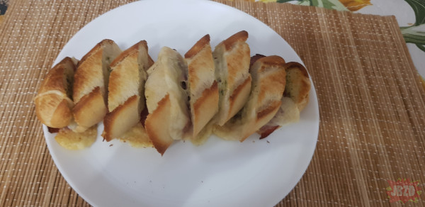 Bagieta czosnkowa gotowa z salami i serem z piekarnika