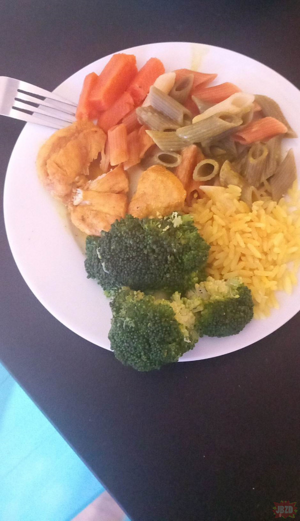 Kurczak, ryż, makaron z pomidorkami i brokuły. Wypierdalam