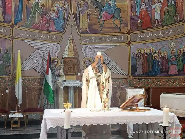 Kościół w Palestynie odprawia msze w czasie bombardowania.