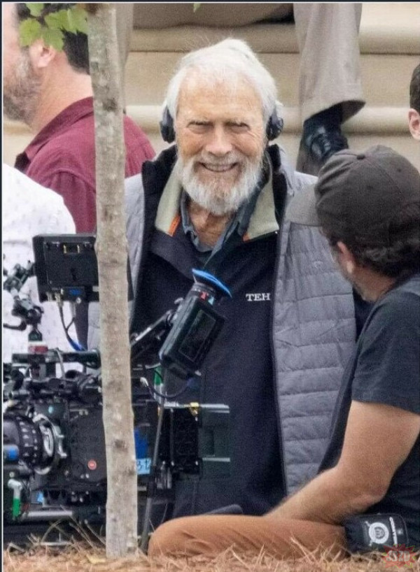 93 letni Clint Eastwood na planie swojego nowego filmu "Juror 2 "