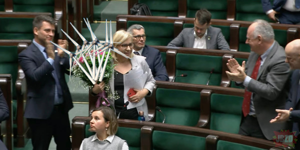 Paulina Hennig-Kloska dostała bukiet kwiatów i oklaski za zasługi dla obywateli