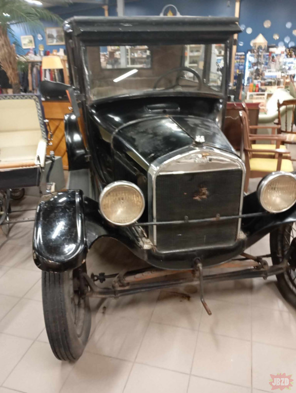 Niemal 100-letni Ford T w sklepie z antykami