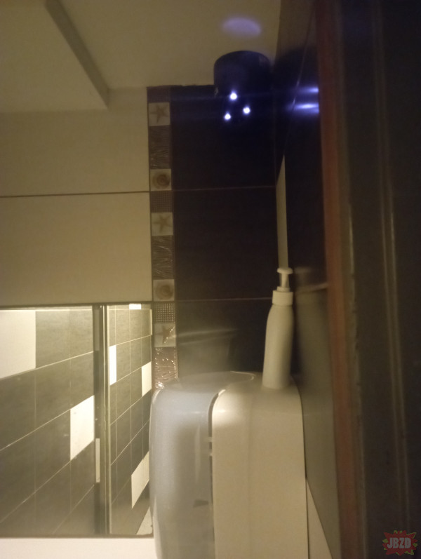 Kurwa, kamera w męskiej toalecie prosto na kabinę