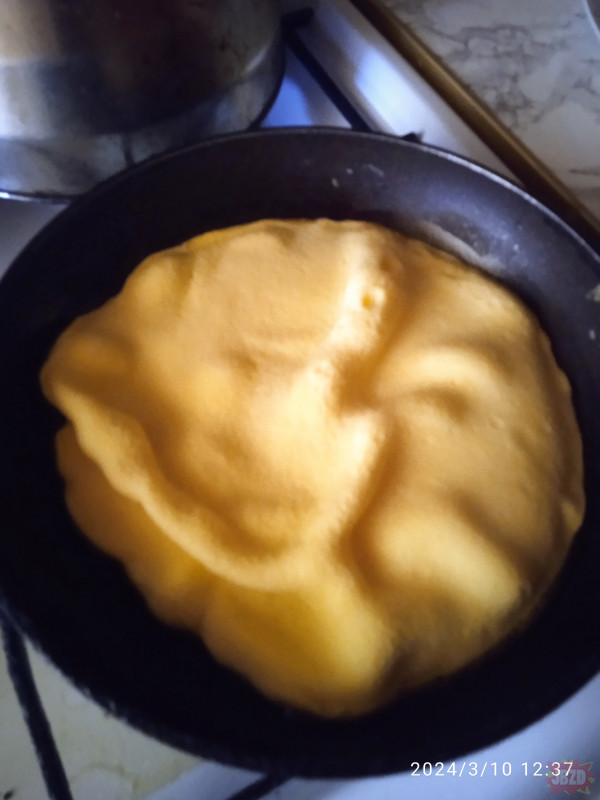 Omlet, trochę pëkł