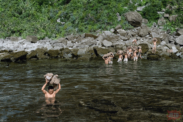 Żołnierze Cesarskiej Armii Japońskiej przeprawiają się przez rzekę.