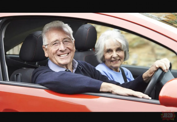 Wielu seniorów  nie wie o prawie darmowym ubezpieczeniu samochodu