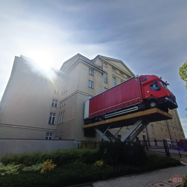 W Poznańskim teatrze wielkim rozładunek ciężarówki odbywa się na takiej windzie
